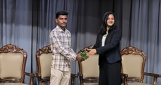 Akash C M receiving Academic Excellence Quiz Award